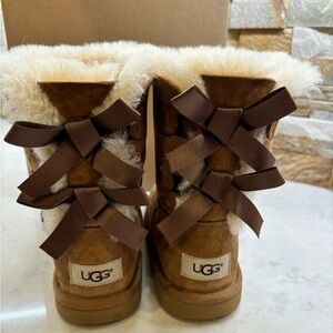 Little Girl Bailey Bow Uggs Size 2